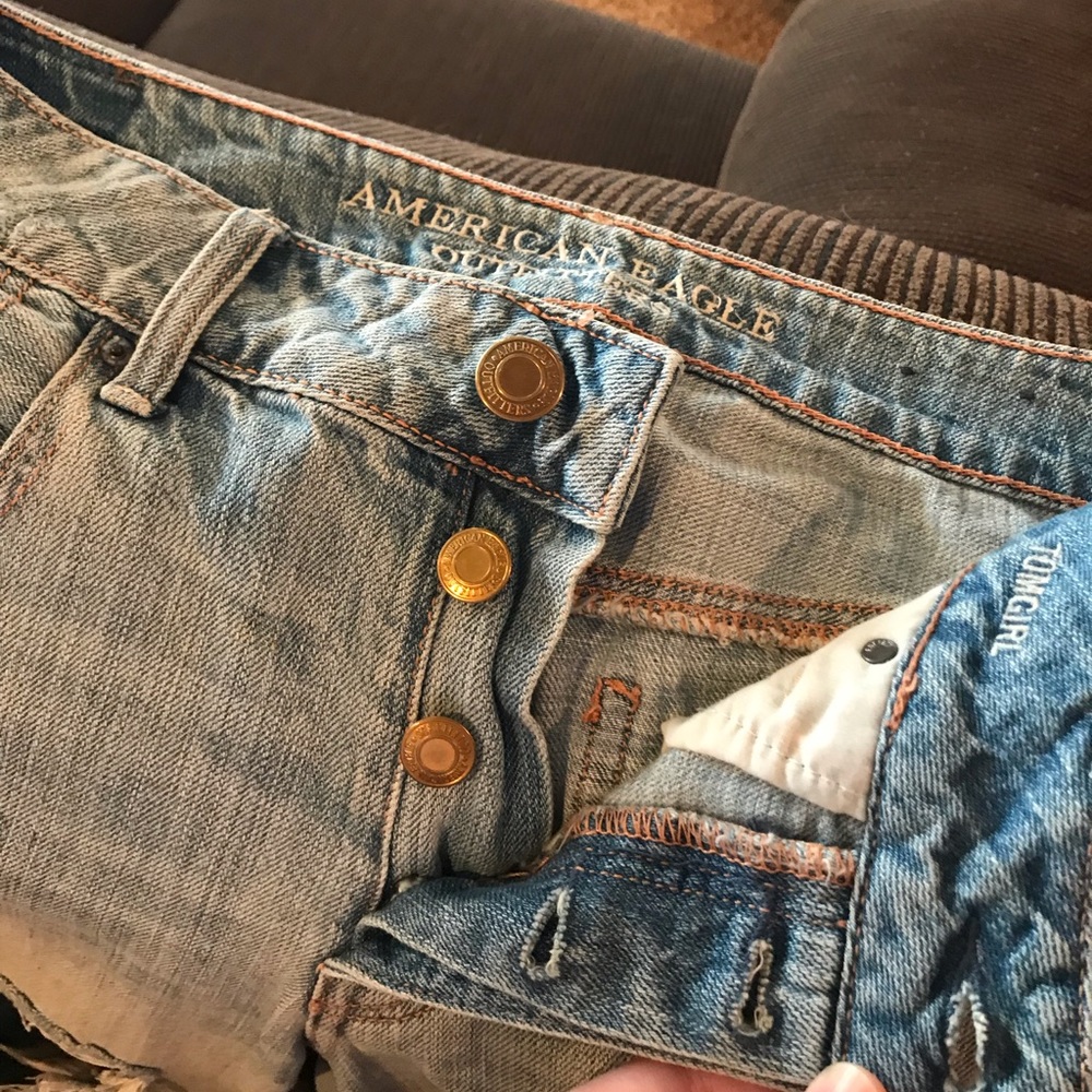 Tom-girl distressed jeans